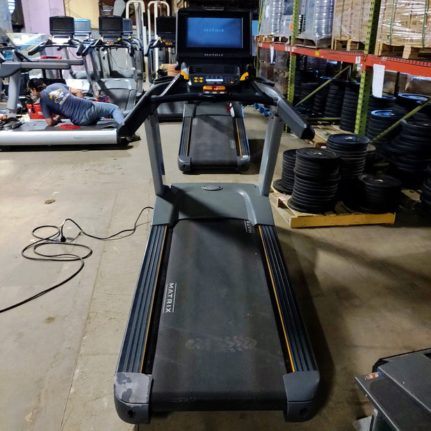 10 Matrix T7XE Treadmills