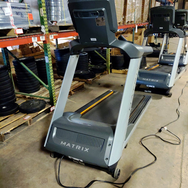 10 Matrix T7XE Treadmills