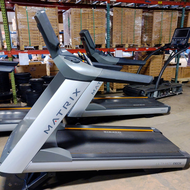10 Matrix T7XE Treadmills