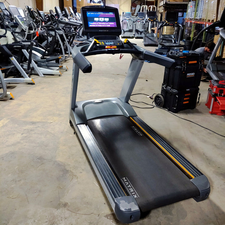 10 Matrix T7XE Treadmills
