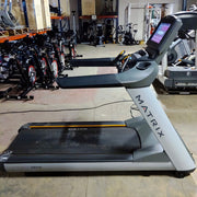 10 Matrix T7XE Treadmills