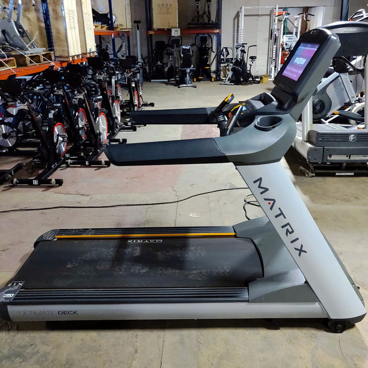10 Matrix T7XE Treadmills